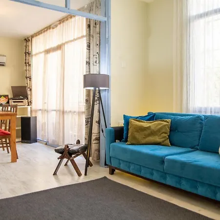 Vibrant And Central Flat In Karsiyaka Near Sea Appartamento